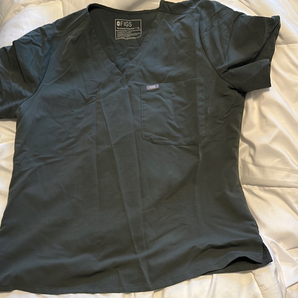 FIGS women’s V-Neck scrub top